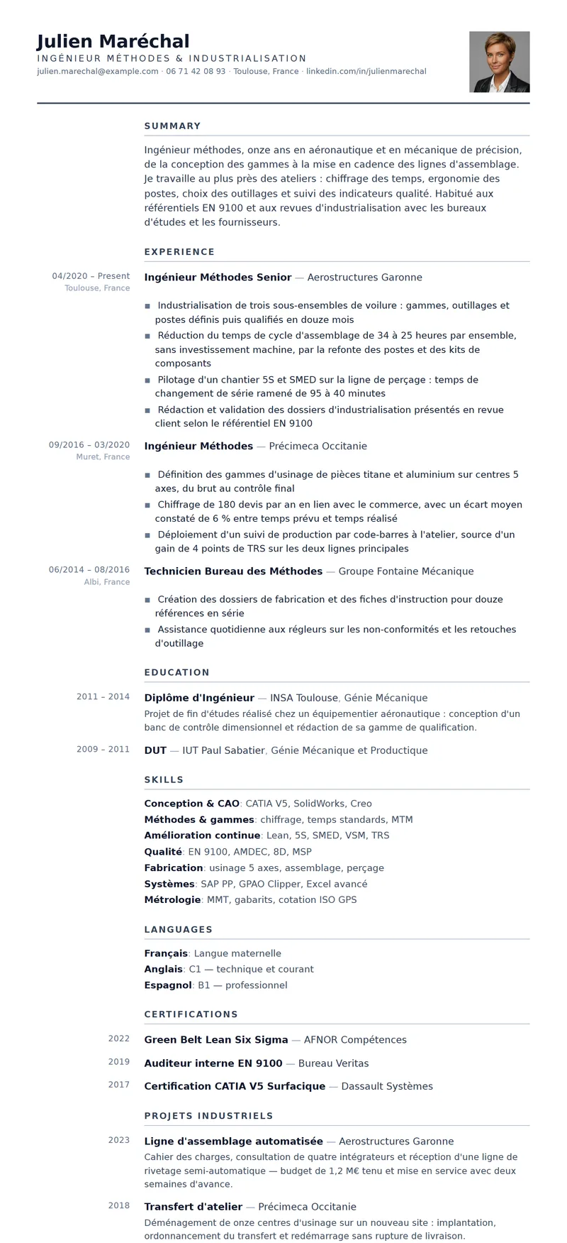 Full preview of the Acier resume template