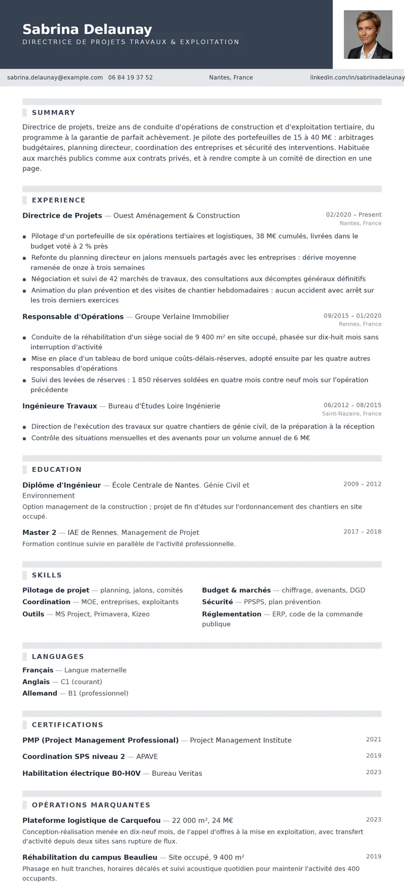 Full preview of the Béton resume template